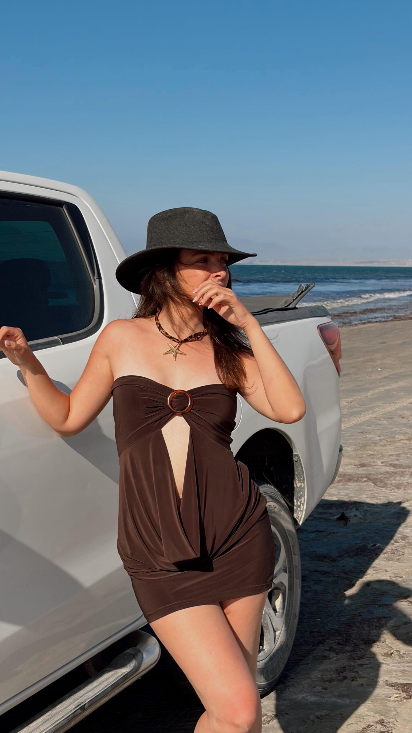 Vestido mini strapless con argolla - Imagen 3