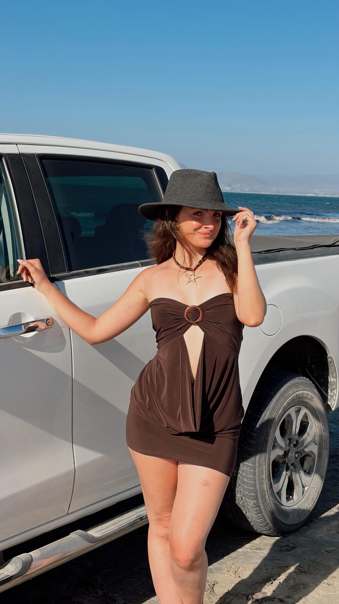 Vestido mini strapless con argolla